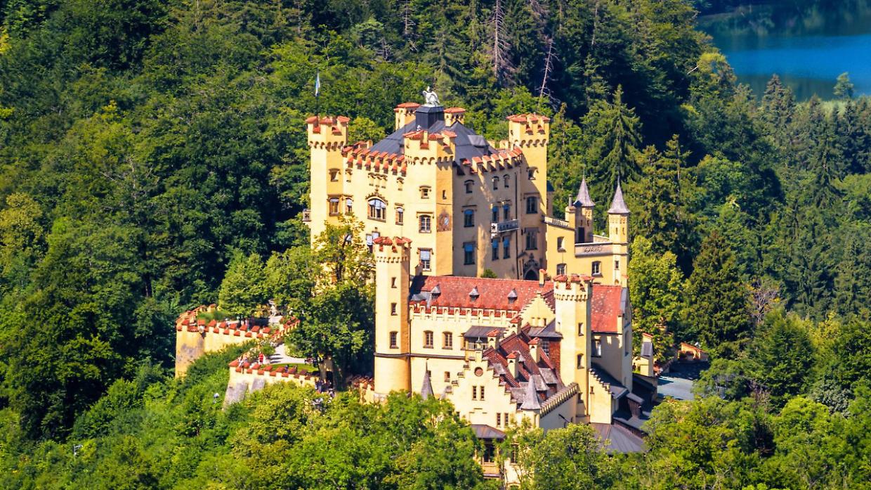 Tra neve, castelli e laghi azzurri: il cuore pi&ugrave; fiabesco d&rsquo;Europa &egrave; in Baviera