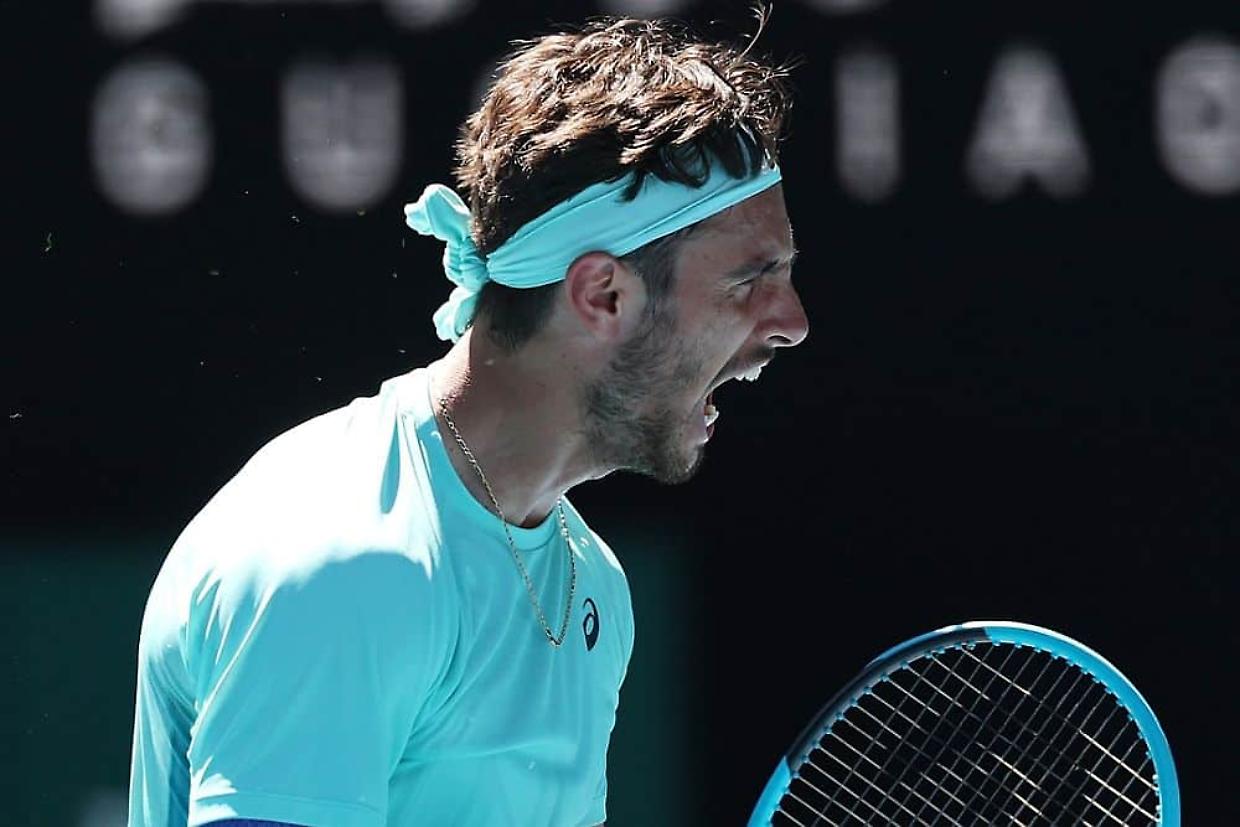 Agli Australian Open Lorenzo Musetti travolge Taylor Fritz in tre set, sar&agrave; grande sfida nei quarti contro Novak Djokovic