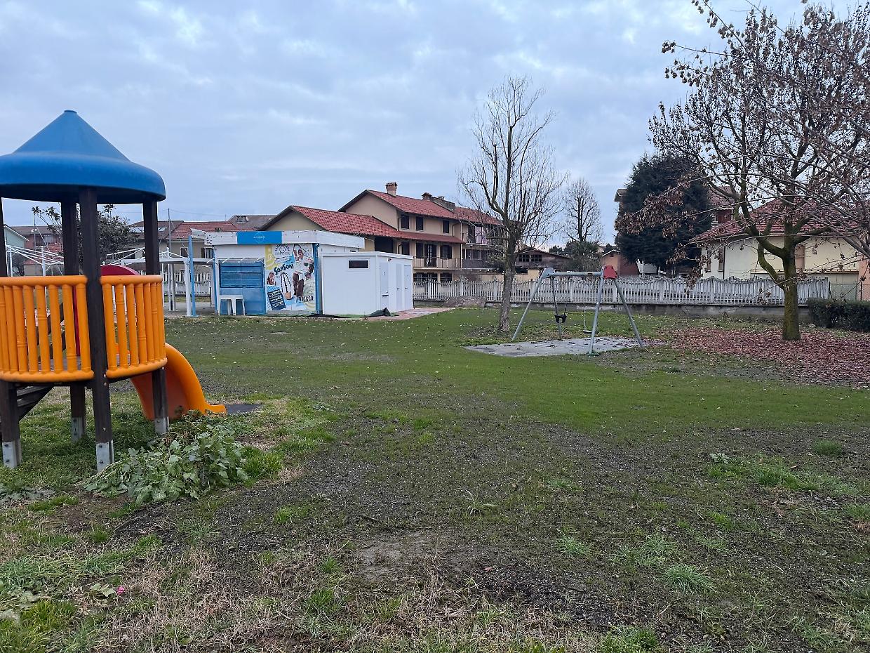 Caselle Torinese, il mistero del parco giochi: l'erba &egrave; cresciuta, ma il cancello resta chiuso