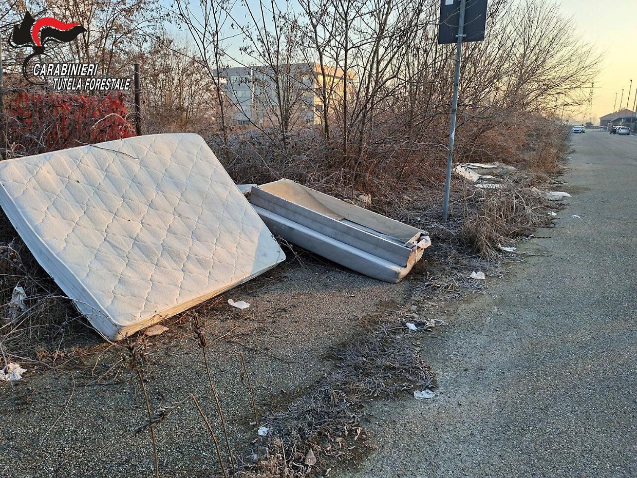 Moncalieri, rifiuti ingombranti abbandonati in via Baden Powell