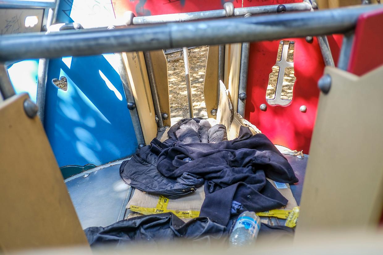 Borgo Vittoria, un senzatetto dorme nel gioco a castello