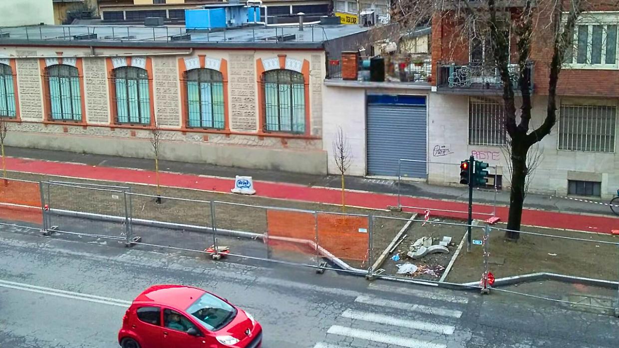 Per la pista ciclabile lavori infiniti: &laquo;Nel cantiere non ci sono operai&raquo;