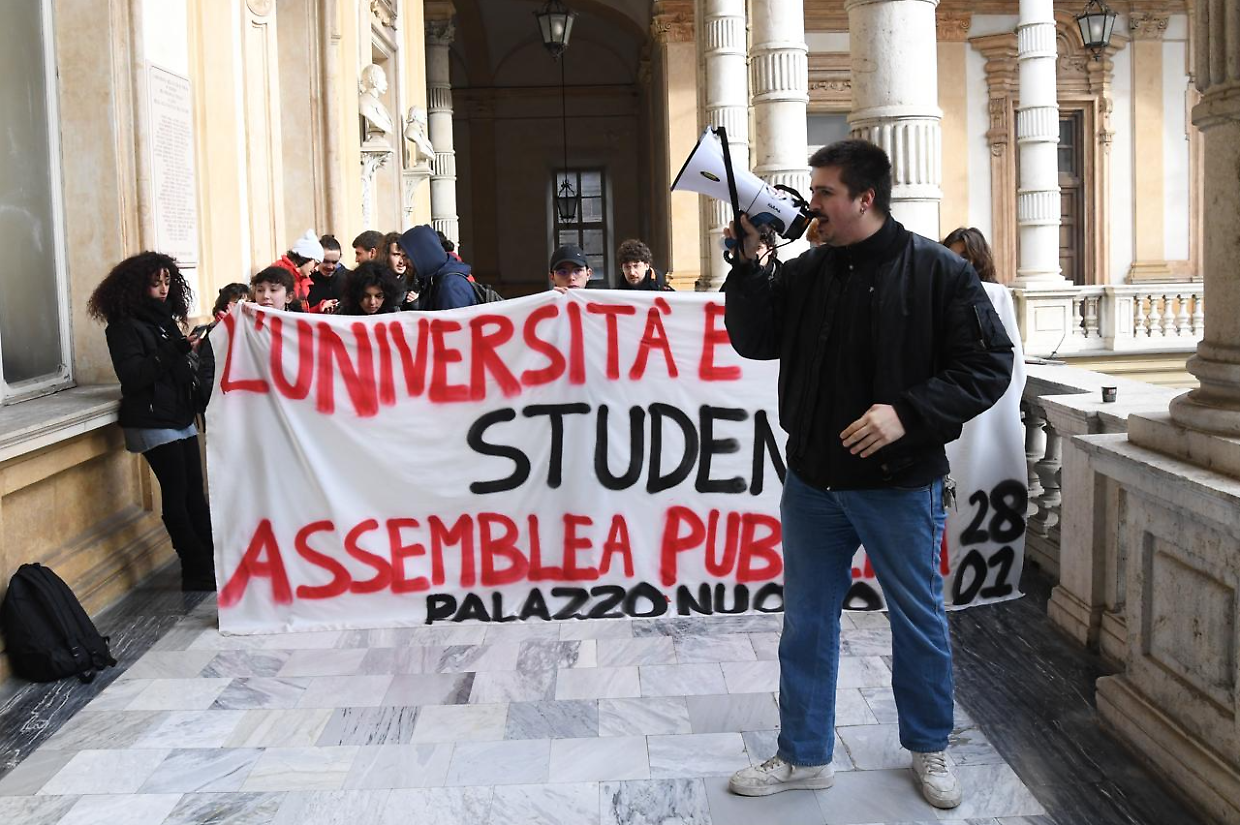 Il presidio dei collettivi studenteschi al Rettorato