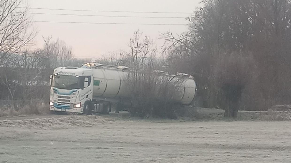 Tir carico di latte bloccato nel fosso a Settimo Torinese