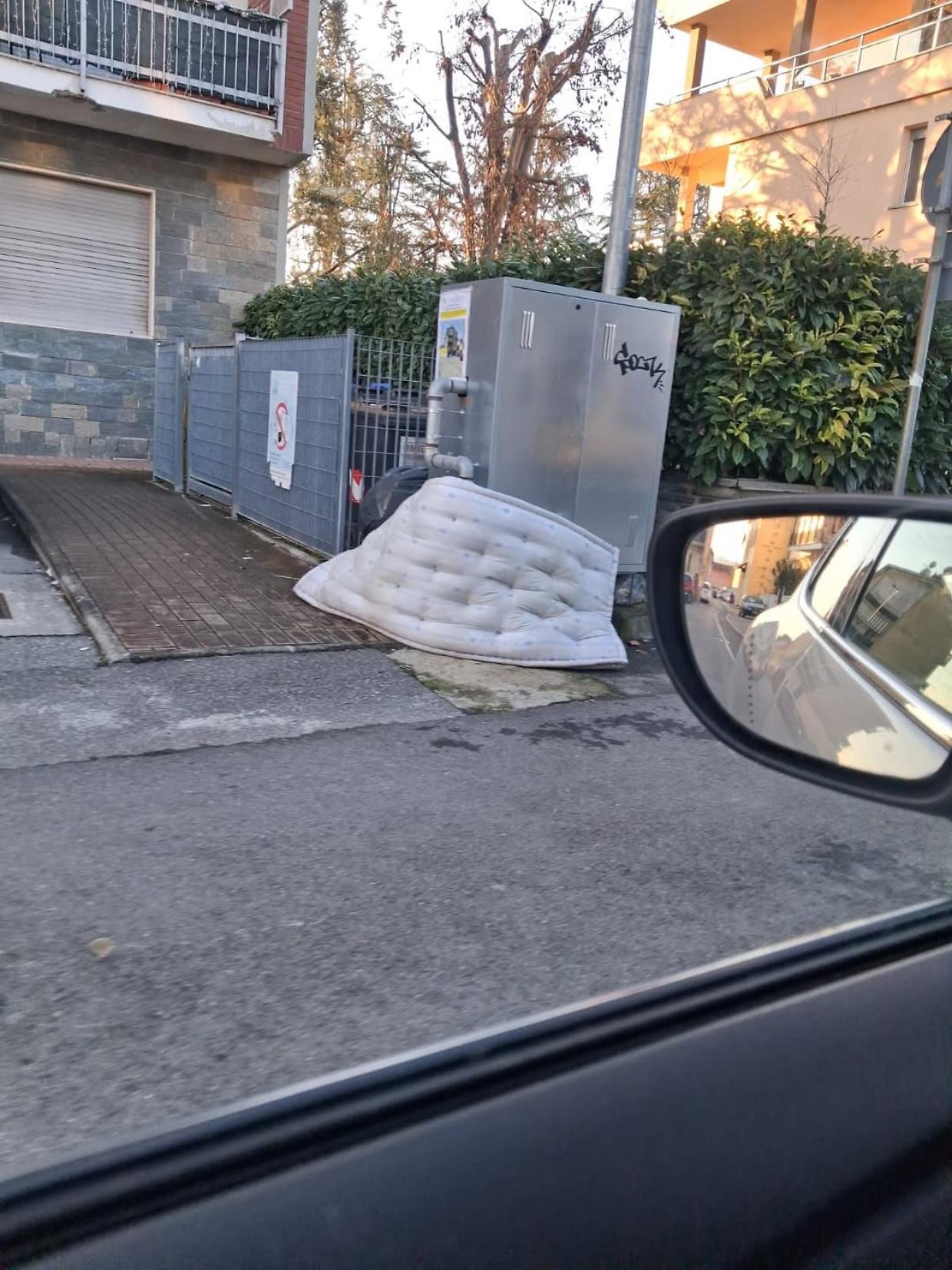 Materasso abbandonato a due passi dal municipio, scoppia la polemica sui social