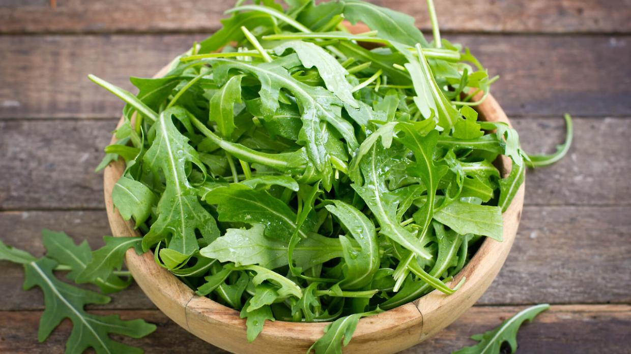 Mangiare l&rsquo;insalata prima del pasto cambia tutto: il trucco semplice che aiuta glicemia e linea