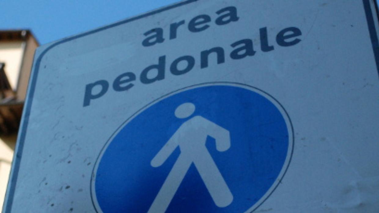 Mirafiori, davanti alla materna &ldquo;La Giostra&rdquo; nasce l&rsquo;area pedonale definitiva: auto ferme 24 ore su 24