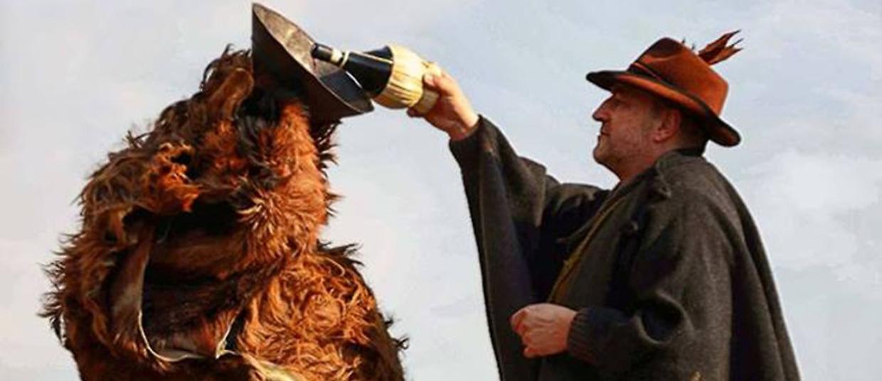 Fora l&rsquo;Ours, a Urbiano torna la festa che sveglia l&rsquo;inverno: tre giorni tra riti antichi e comunit&agrave;