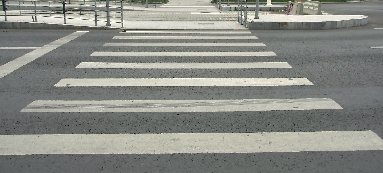 Settimo Torinese, la rotonda dei tamponamenti: quando le strisce pedonali diventano un rischio