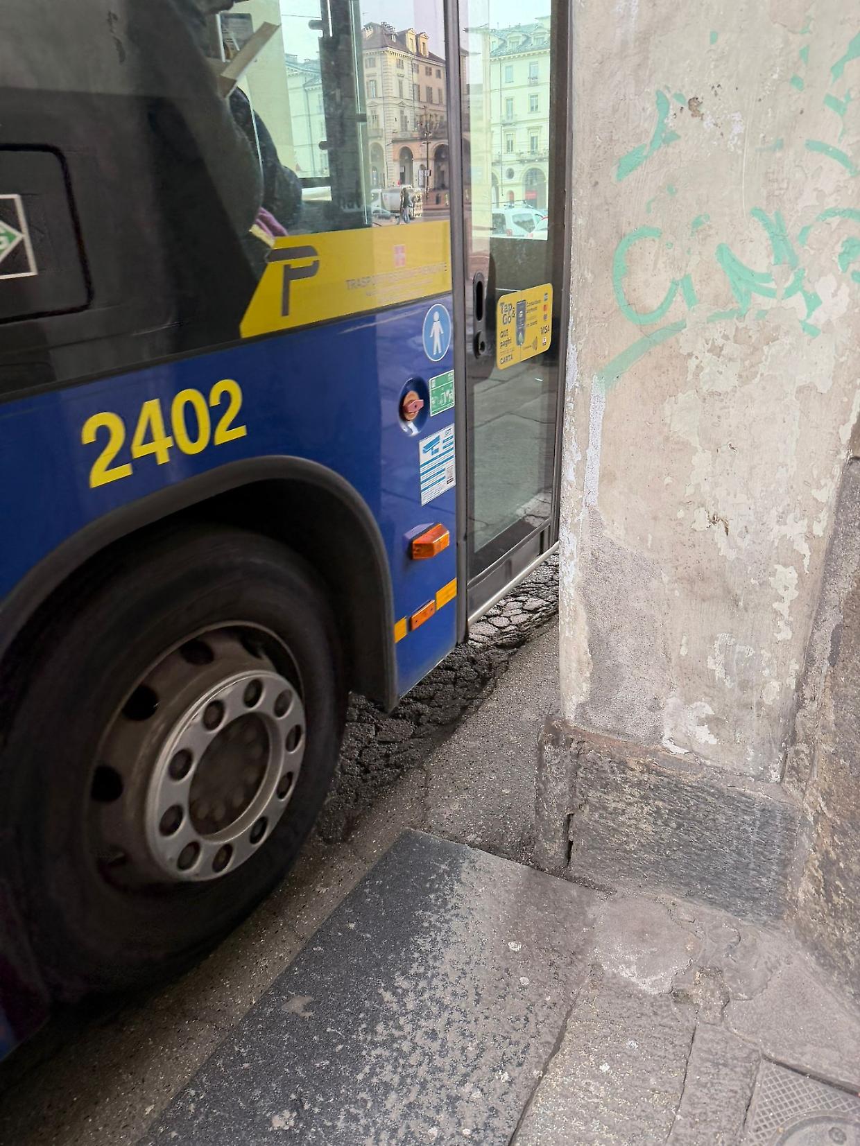 I marciapiedi &ldquo;killer&rdquo; Solo pochi centimetri Per svoltare in centro