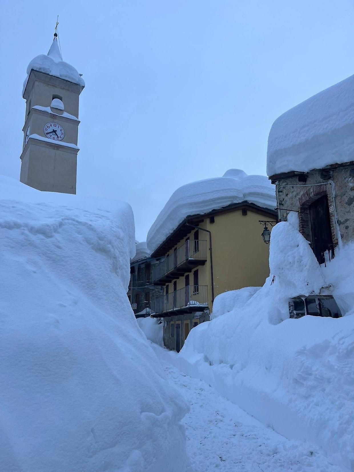 Limonetto sommersa dalla neve: passeggiate tra pareti bianche a 1.400 metri