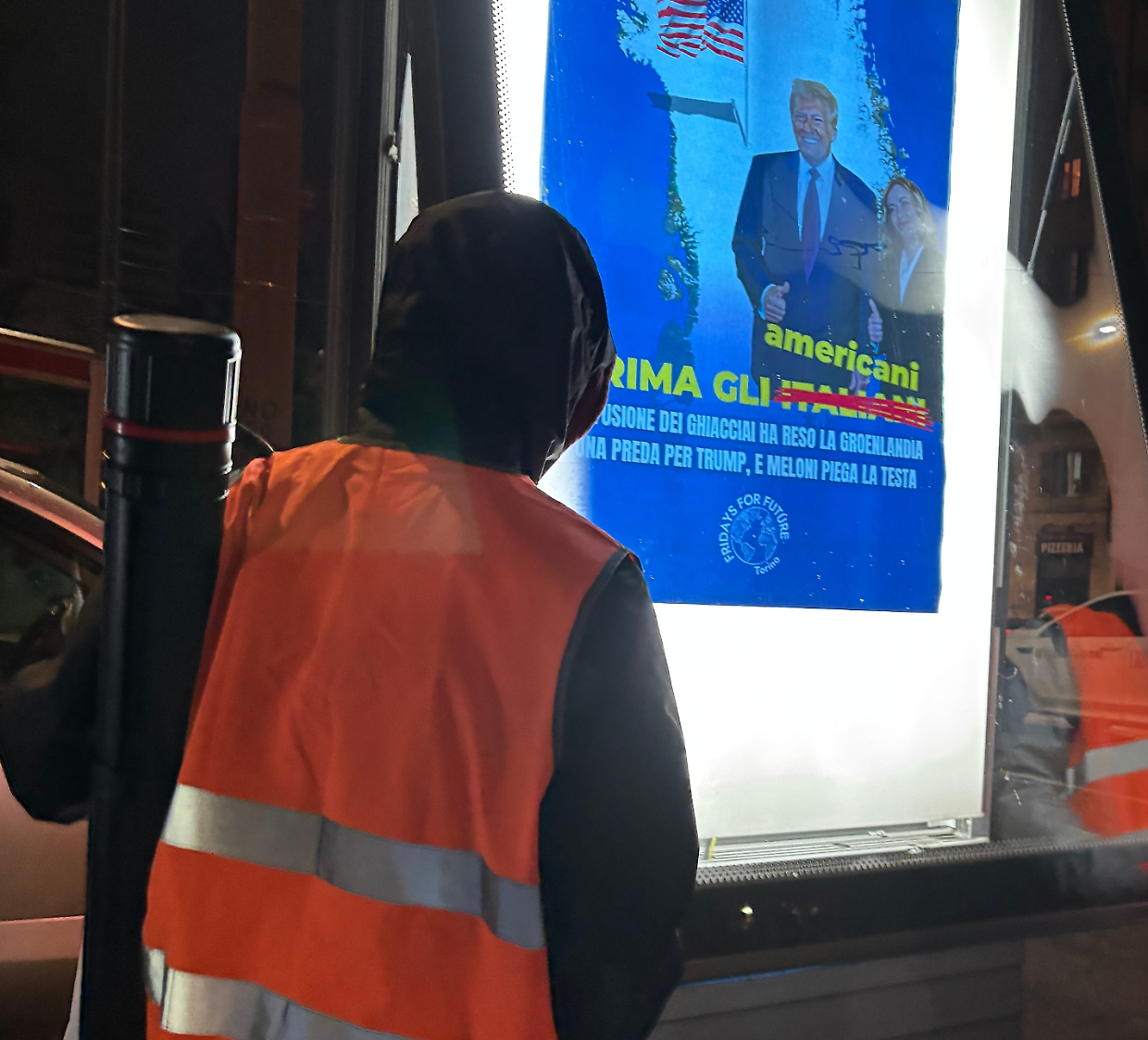 Torino, nella  notte spuntano dei cartelloni  contro la Meloni - VIDEO