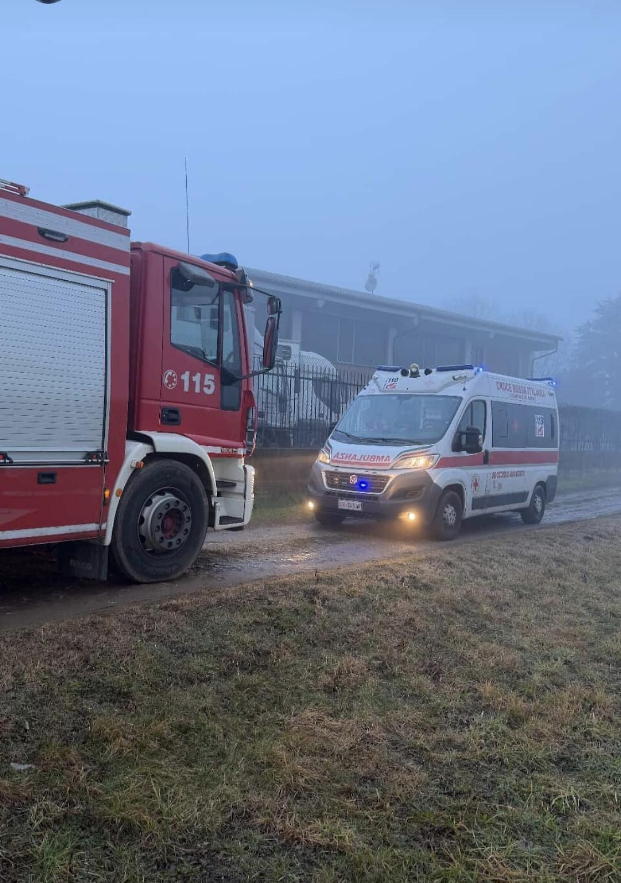 Collegno, incendio all&rsquo;alba in una cascina, danni ingenti e un intossicato