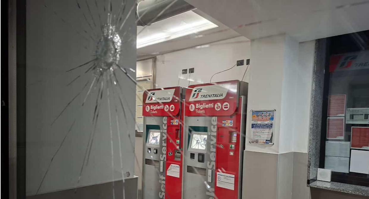 Settimo Torinese, furia in stazione: distrutti monitor e vetrate, fermato dai carabinieri grazie alle telecamere