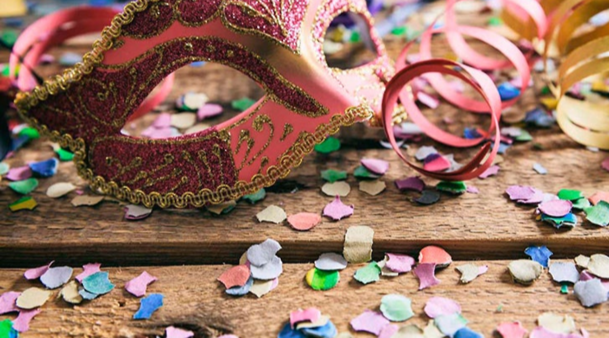 Castelrosso, il Carnevale che non passa: la Corte riconfermata e un paese che si ritrova