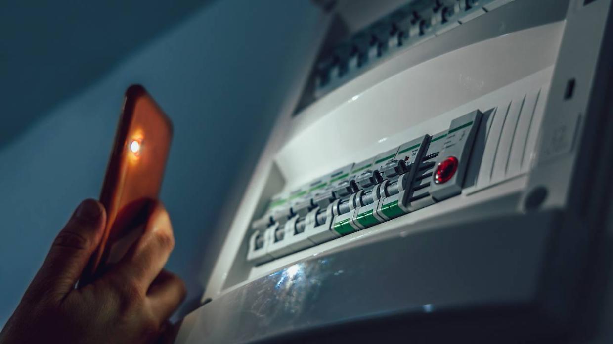 Sbalzi di tensione, elettrodomestici bruciati e mesi di silenzio: Enel apre l&rsquo;istruttoria, risposta attesa entro il 12 febbraio 2026