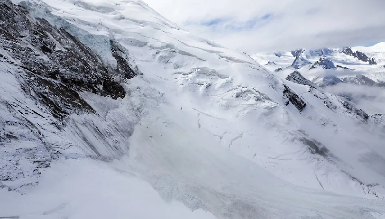 Punta Helbronner, la montagna che non perdona: freerider francese travolto da una valanga, salvato vivo