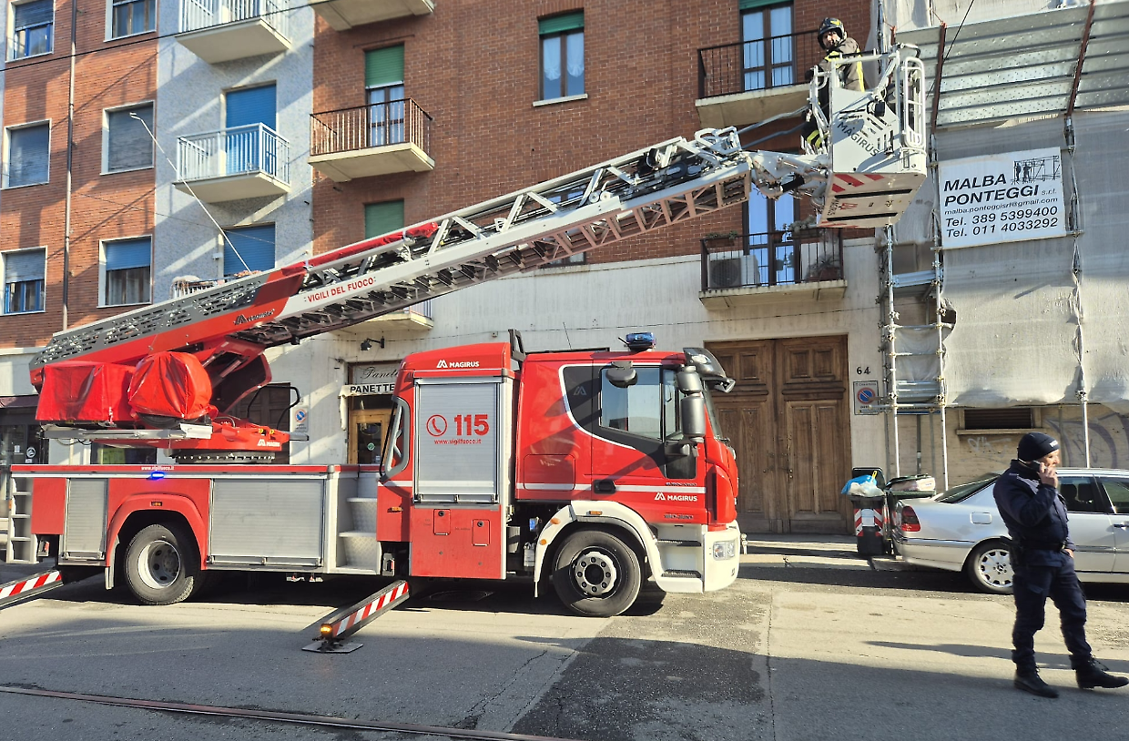 Fiamme in un palazzo in ristrutturazione, stabile evacuato dai pompieri