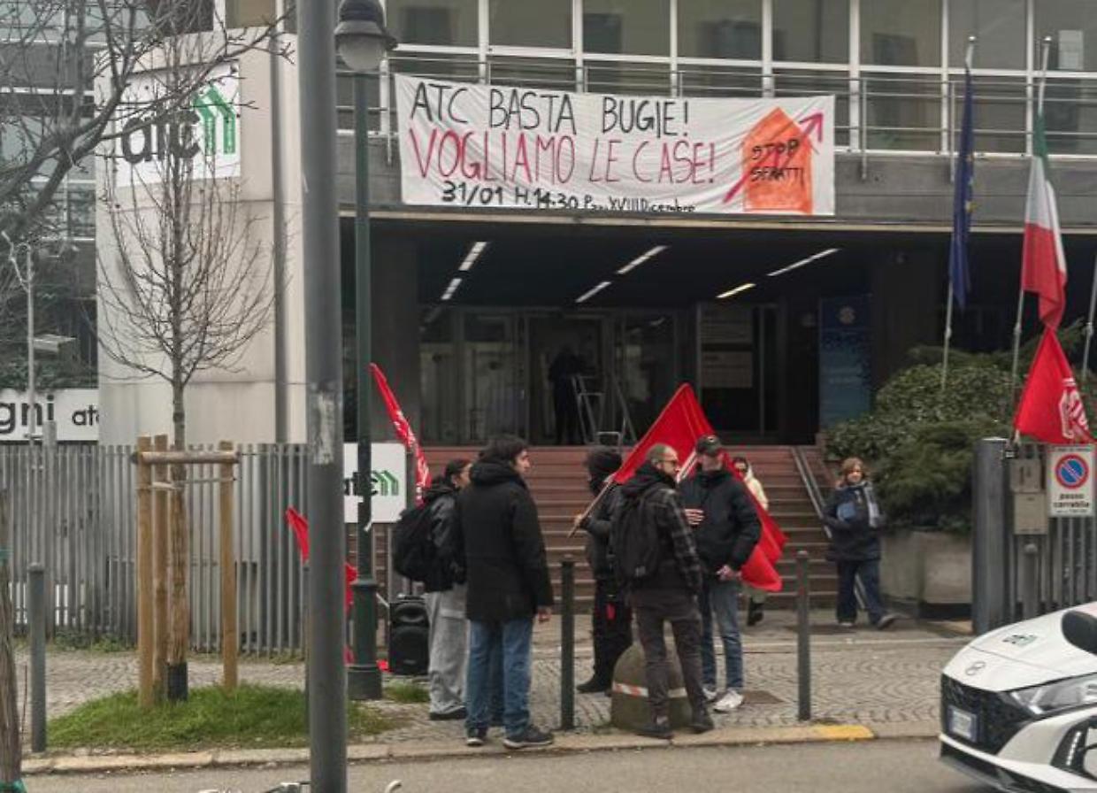 Atc sotto attacco di Askatasuna: protesta e cancelli forzati