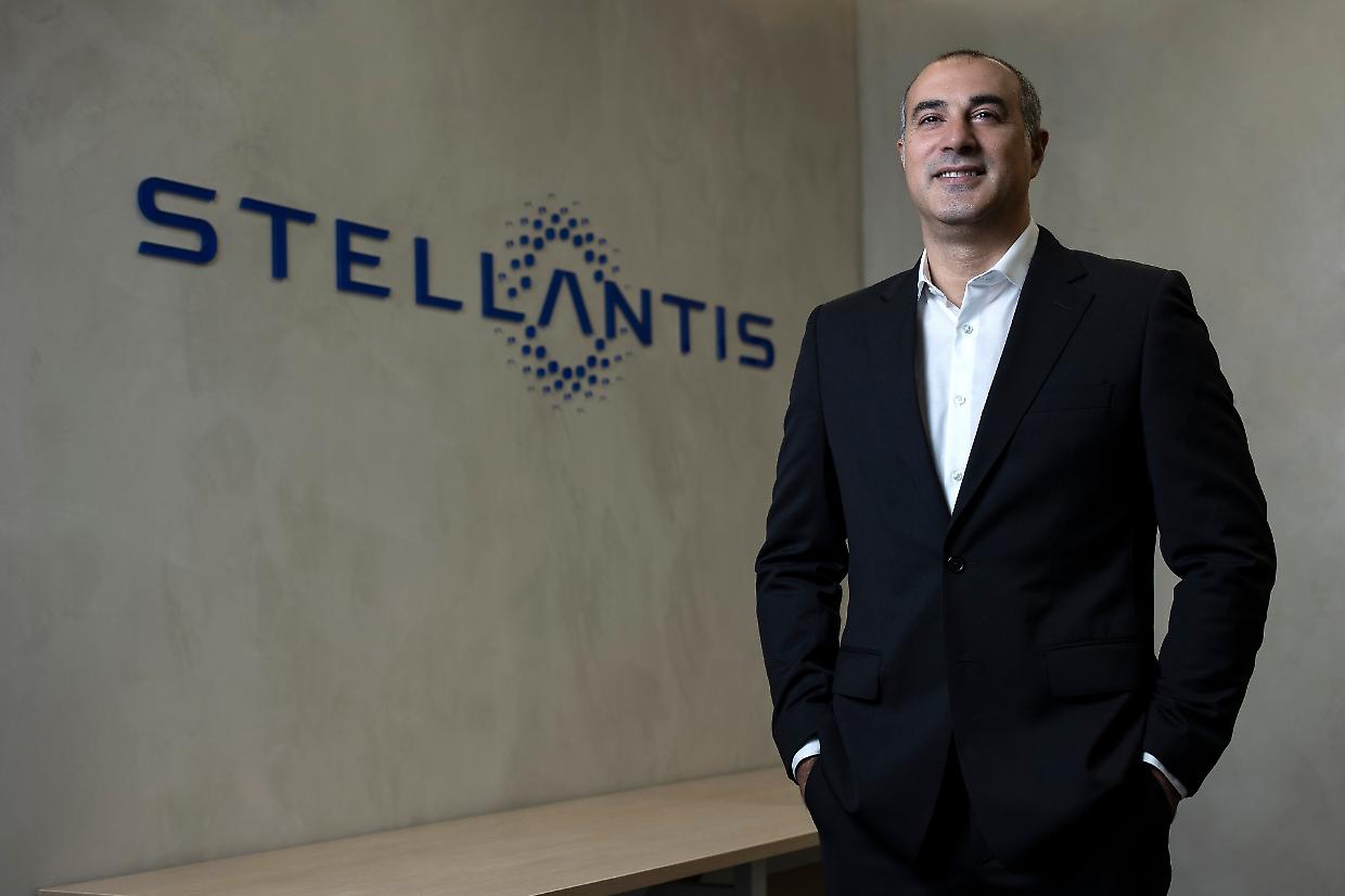 Stellantis e l&rsquo;Italia, la partita dell&rsquo;auto tra fabbriche, brevetti e turni che tornano