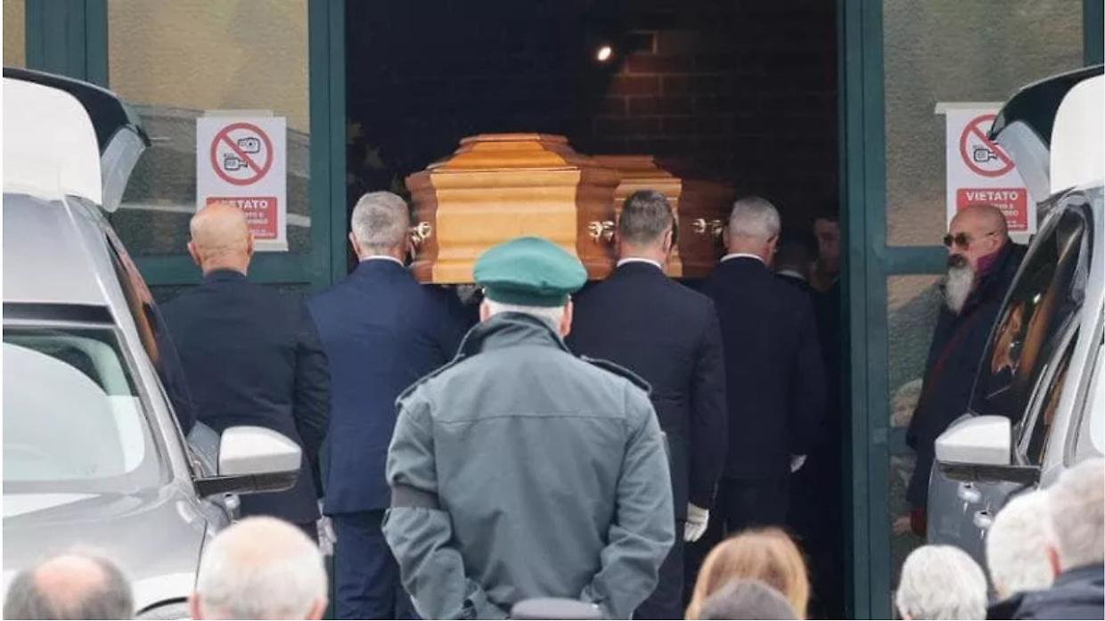 Anguillara Sabazia in lutto: centinaia di persone ai funerali dei genitori di Claudio Carlomagno