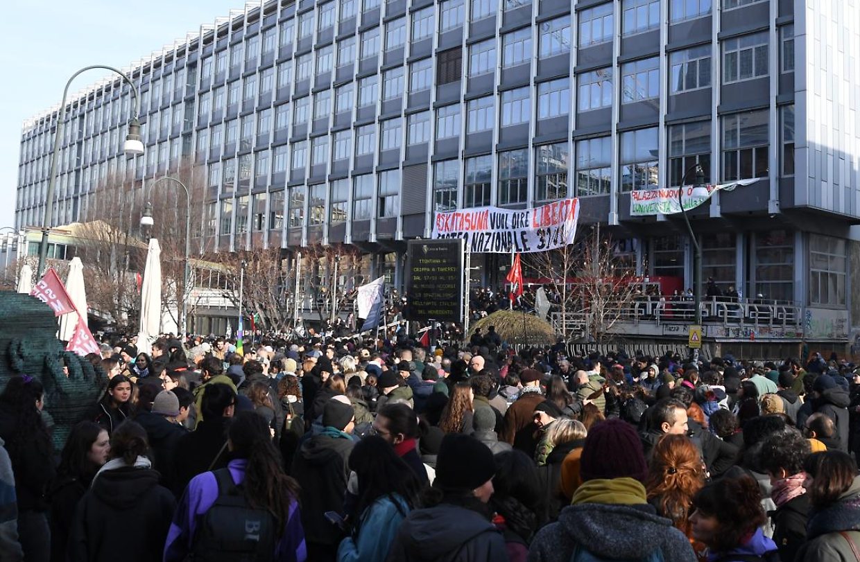 Aska, corteo da Palazzo Nuovo occupato: migliaia di antagonisti sfilano in citt&agrave; - LA DIRETTA