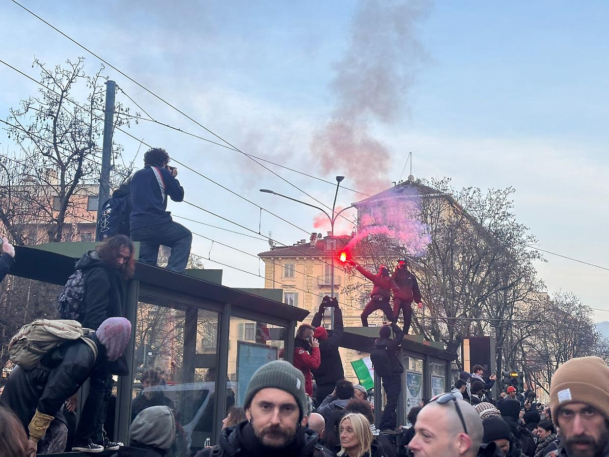 Scontri in Corso Regina: fumogeni, molotov e la bufera politica sulla presenza di Avs