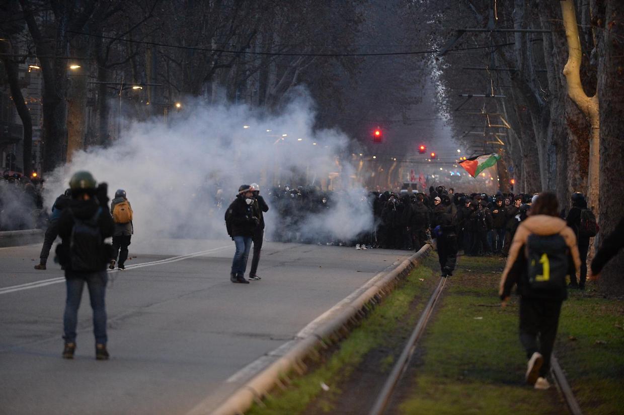 Aska, corteo da Palazzo Nuovo occupato: migliaia di antagonisti sfilano in citt&agrave; - LA DIRETTA