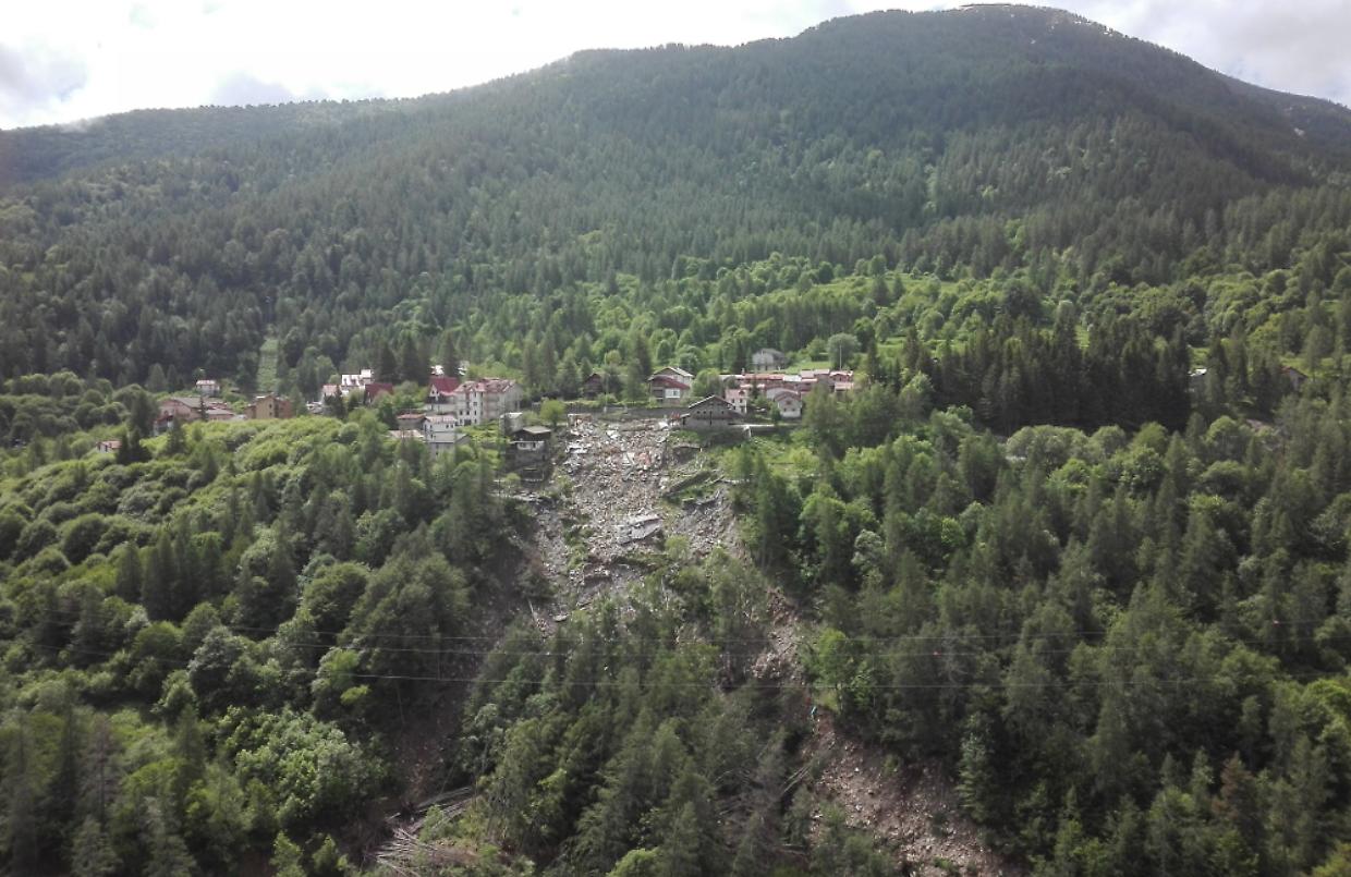 Monesi, dieci anni in zona rossa: il paese fantasma dove la montagna non ha ancora finito di scendere
