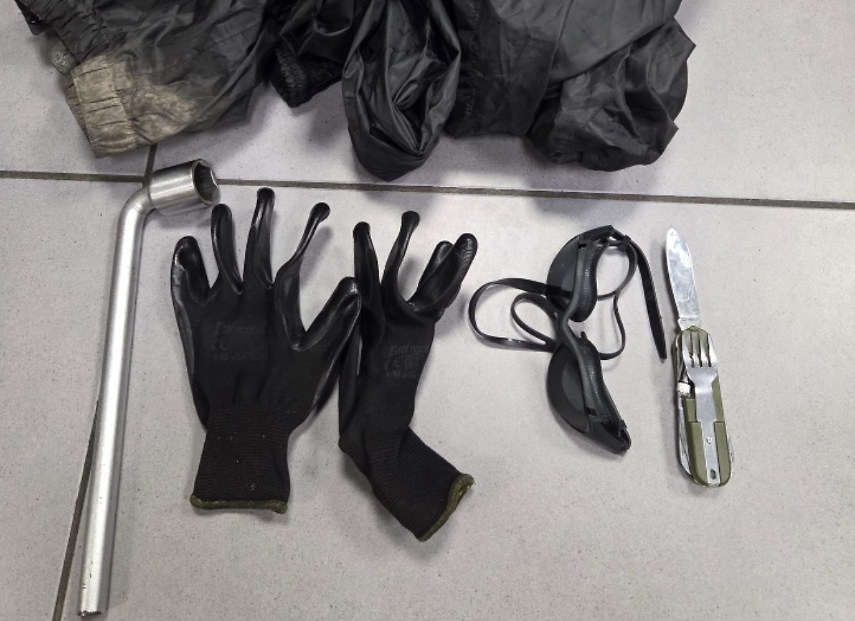 Il materiale sequestrato dalla polizia prima del corteo