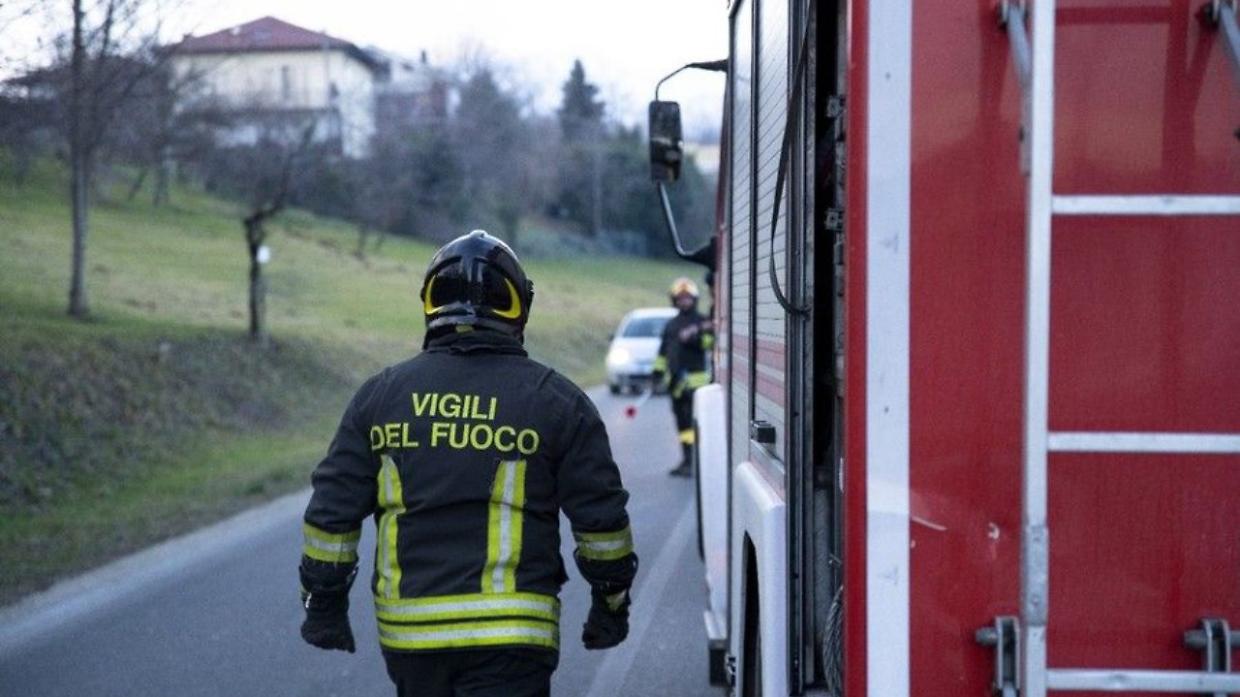 Caldaia in fiamme all&rsquo;alba: paura a Cavallermaggiore, tetto danneggiato e intervento decisivo dei vigili del fuoco