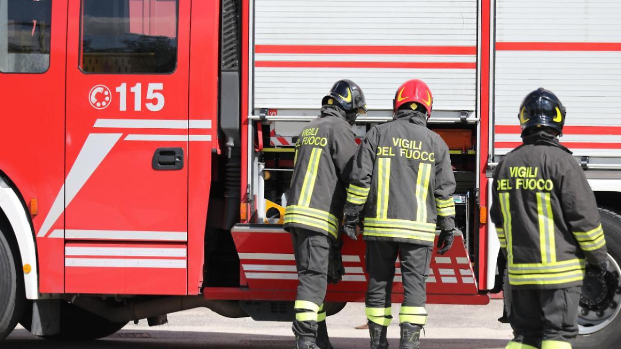 Castellamonte, il fuoco in via Buffa e quei minuti sospesi: salvato dalle fiamme, finisce in ospedale per intossicazione