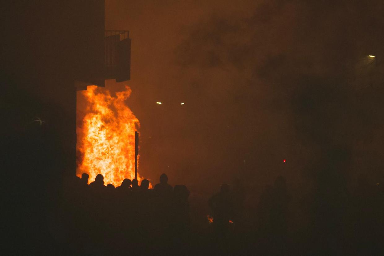 Sei manifestanti in carcere: tra loro ci sarebbe anche uno degli autori dell'aggressione a un poliziotto