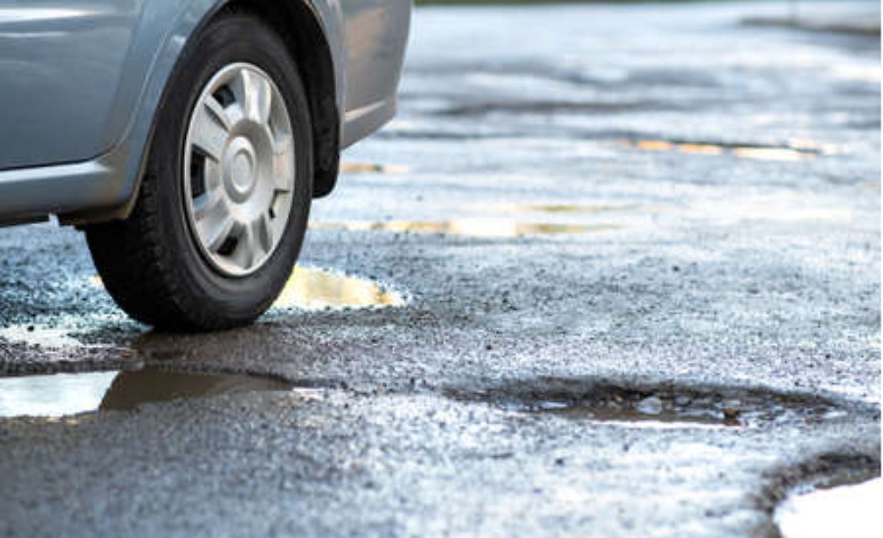 Ivrea, residenti denunciano: strada privata ma con parcheggi e servizi comunali, asfalto a pezzi