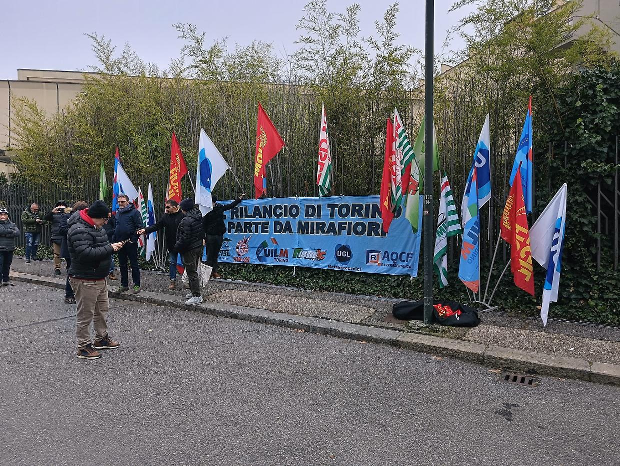 Stellantis e l&rsquo;Algeria, i sindacati in presidio: &laquo;Che messaggio &egrave; questo per tutto l&rsquo;indotto torinese?&raquo;