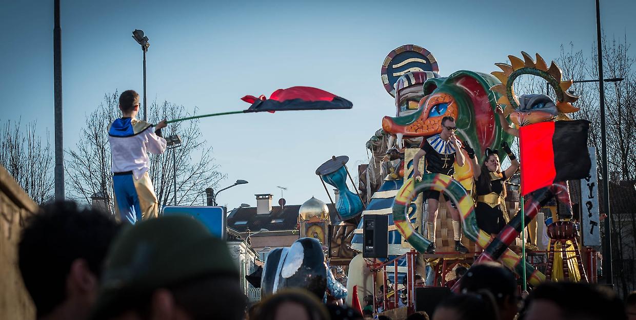 Carnevale di Carignano 2026: al via la sfida tra i cinque borghi cittadini
