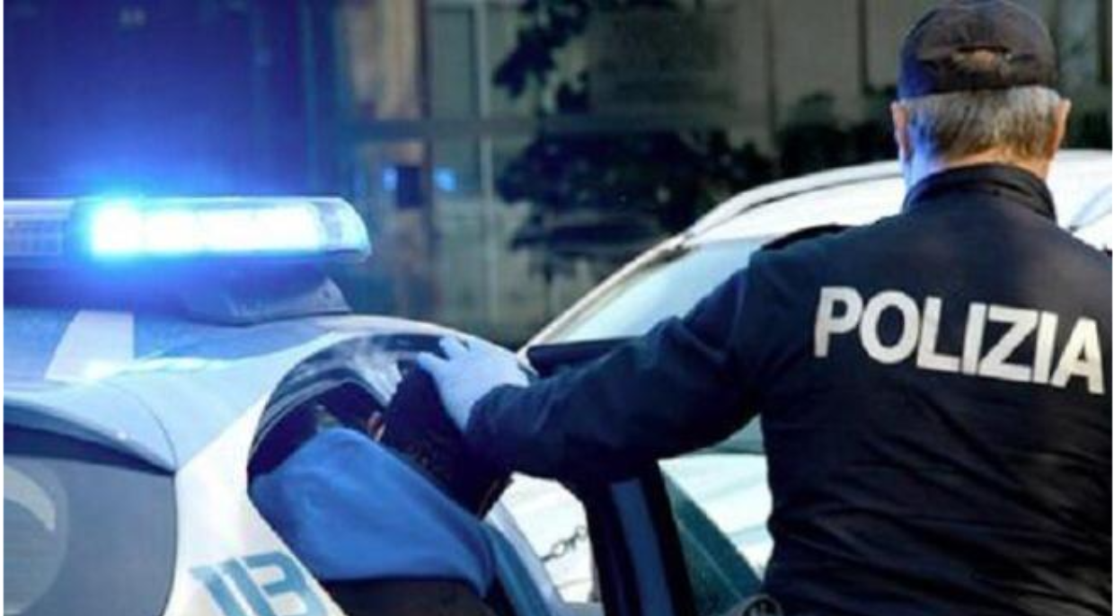 Asti, rapina in negozio: calci e pugni per una boccetta di profumo, arrestato in centro