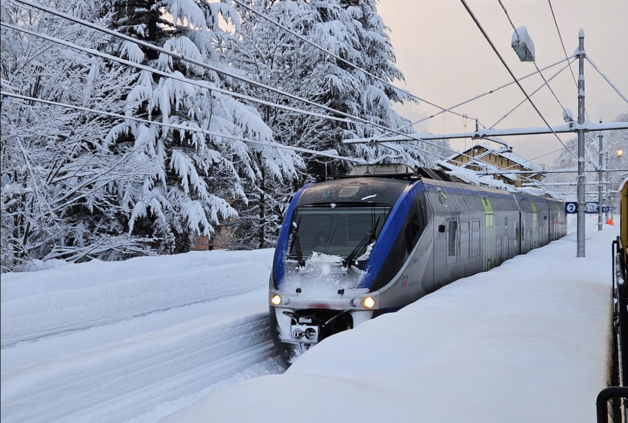Il Piemonte tutto bianco (e i treni non partono)