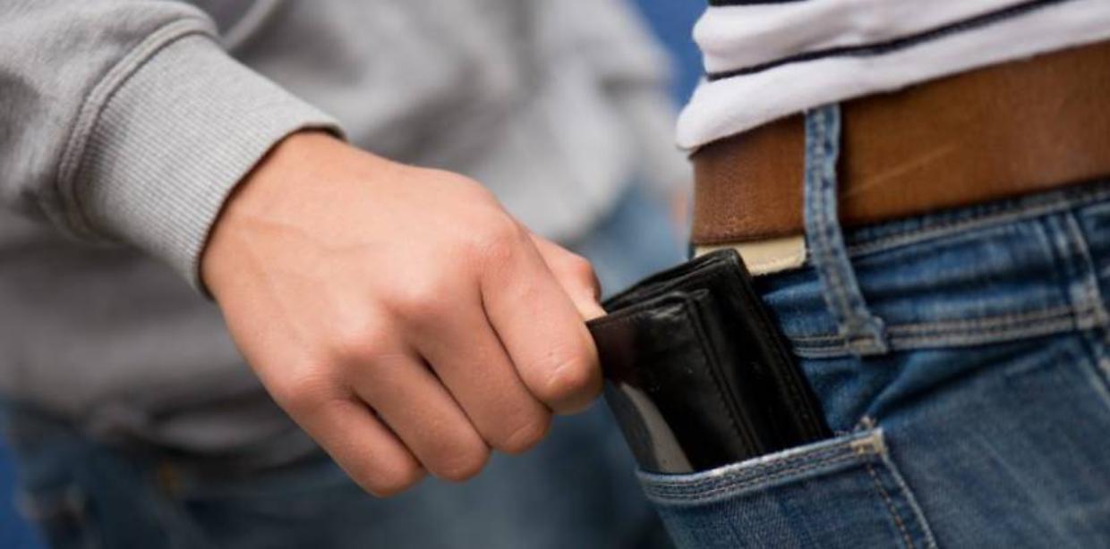 Furto di portafogli a Novara: uomo usa bancomat rubato per gratta e vinci e sigarette