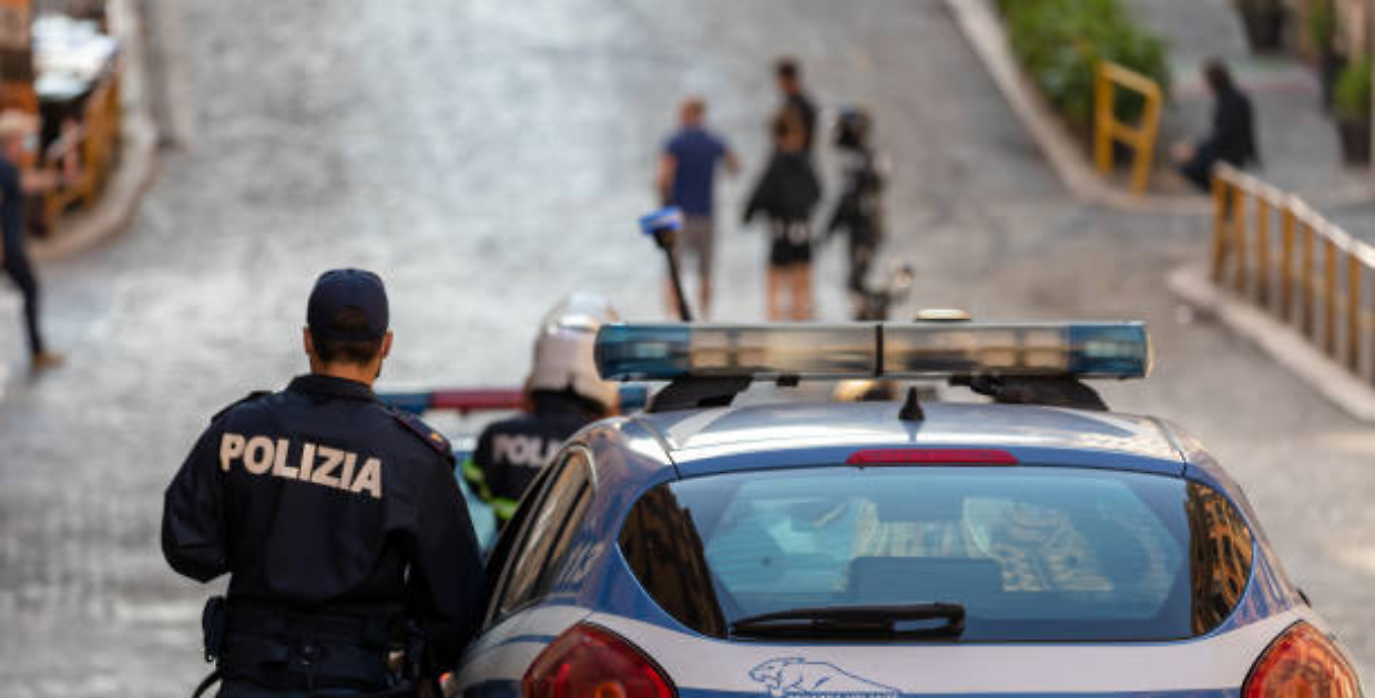 Alessandria, 3,5 chili di hashish nascosti tra i rovi: due ai domiciliari dopo l&rsquo;operazione della Squadra Mobile