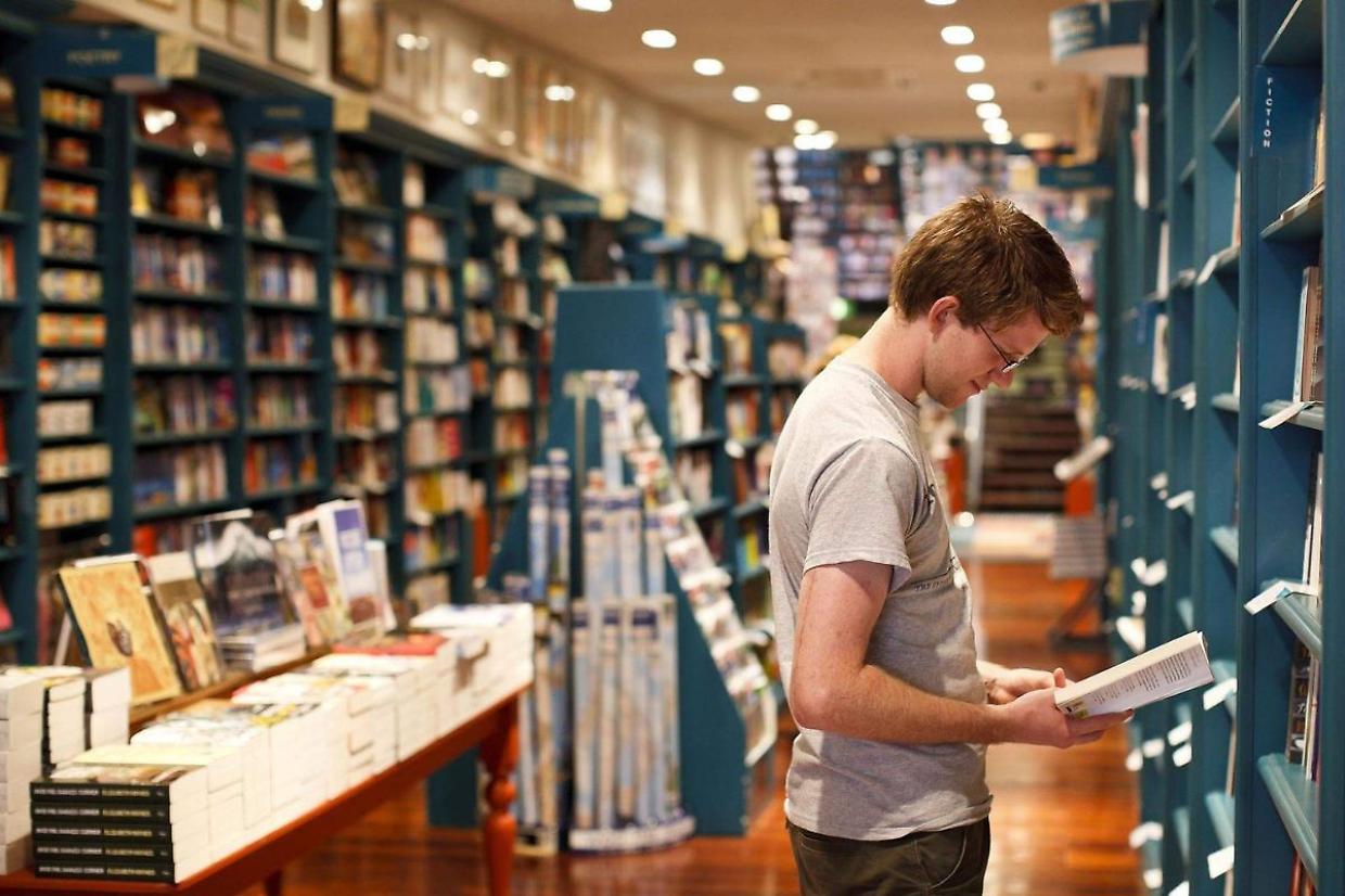 Il 2025 in calo per il mercato del libro italiano: meno copie a stampa, cresce il digitale