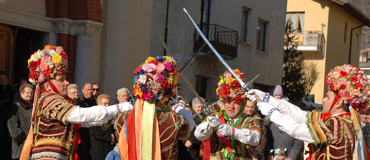 Venaus in festa: tra la danza degli Spadonari e il cabaret, un mese di grandi appuntamenti