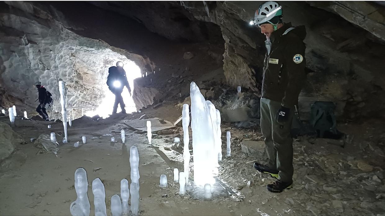 Crissolo si trasforma in un regno di ghiaccio: stalagmiti spettacolari nella grotta del Rio Martino