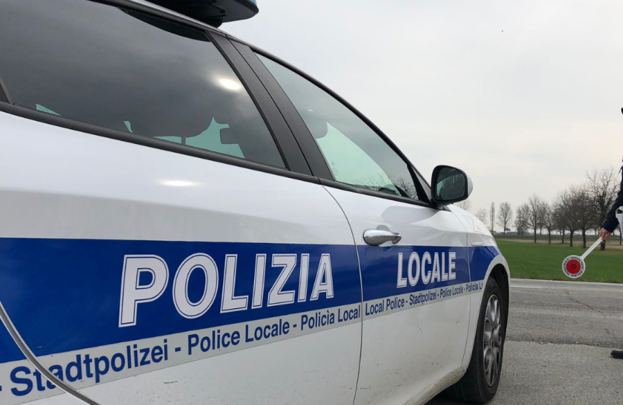 Stretta sul cellulare alla guida: raffica di multe a Moncalieri