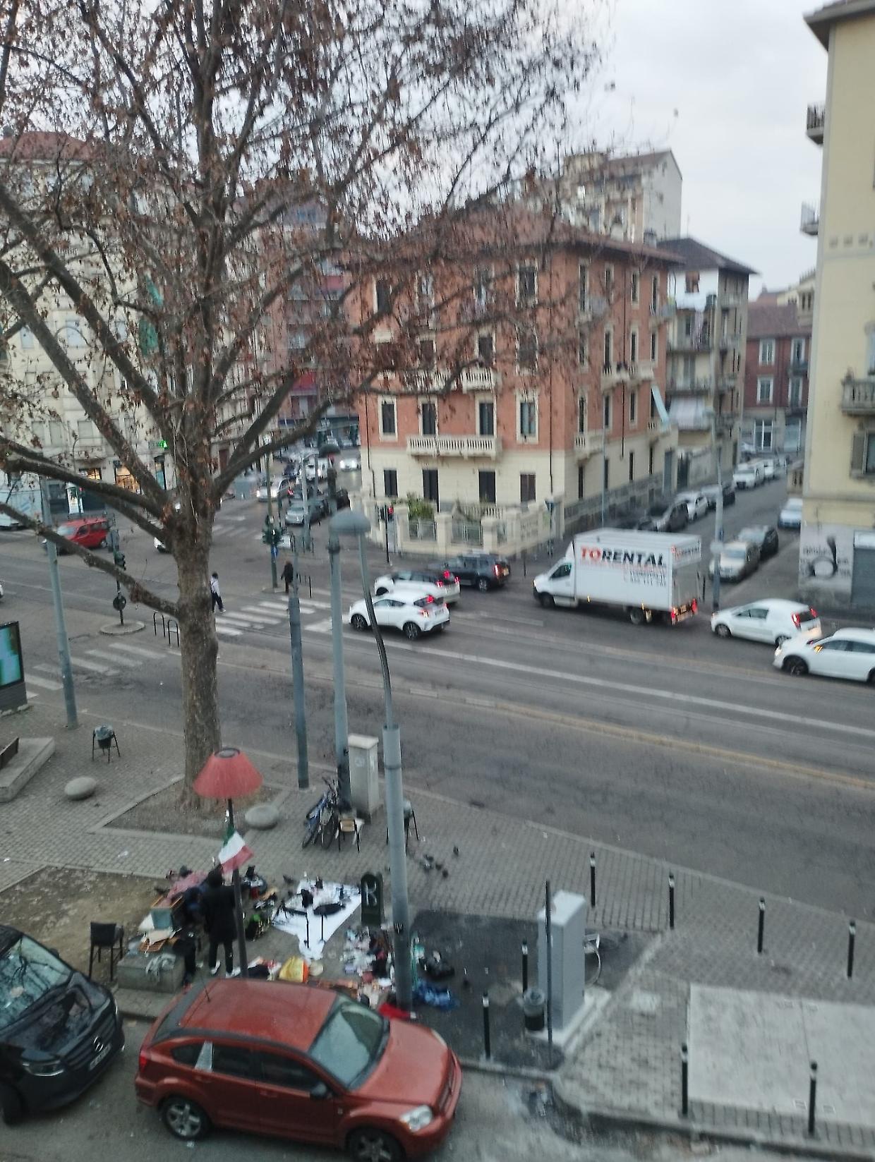 Giardino delle Tre Lanterne: mercatini abusivi, rifiuti e luci nuove dopo i controlli