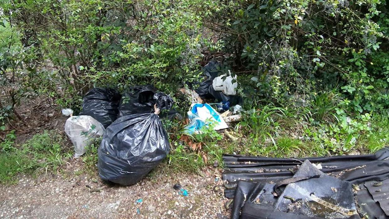 Collegno: abbandono rifiuti, multe fino a 6.500 euro nel 2025