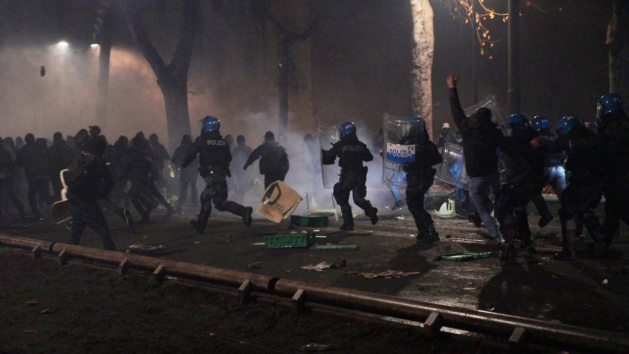 Gli scontri tra polizia e manifestanti il 31 gennaio al corteo