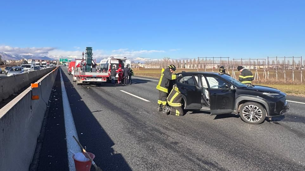 Incidente in tangenziale sud: tre mezzi coinvolti, due feriti trasportati all'ospedale di Rivoli
