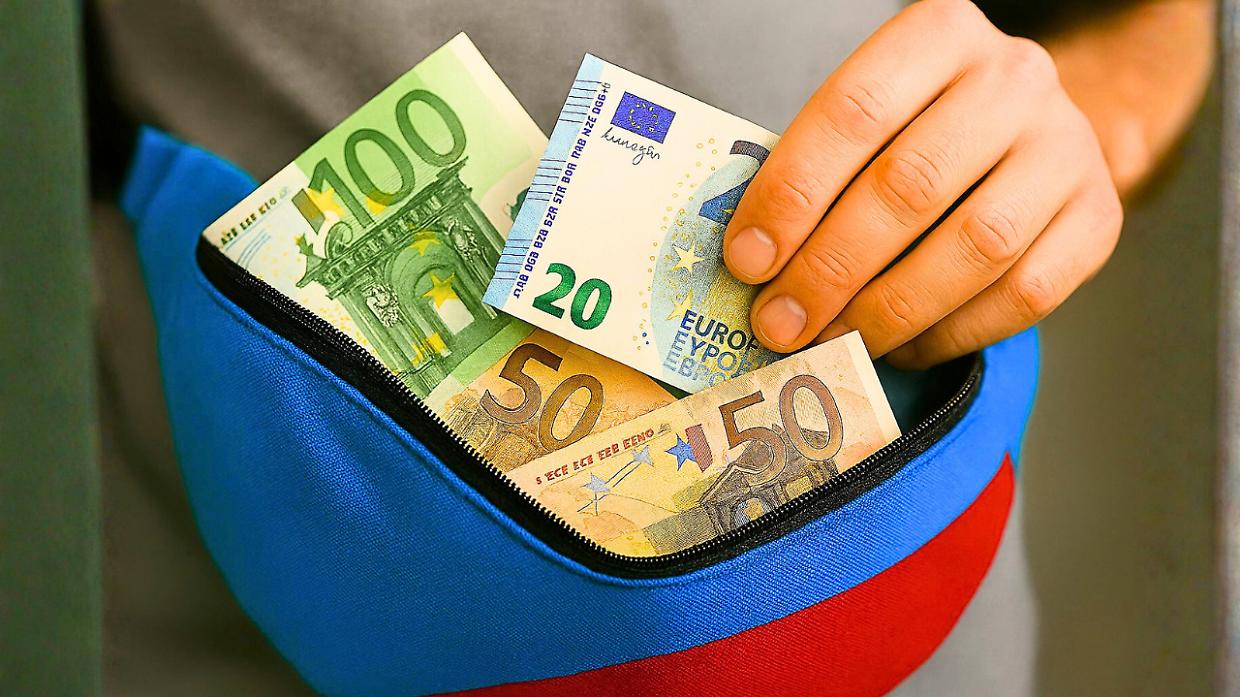 Trova un marsupio pieno di soldi e lo restituisce al proprietario