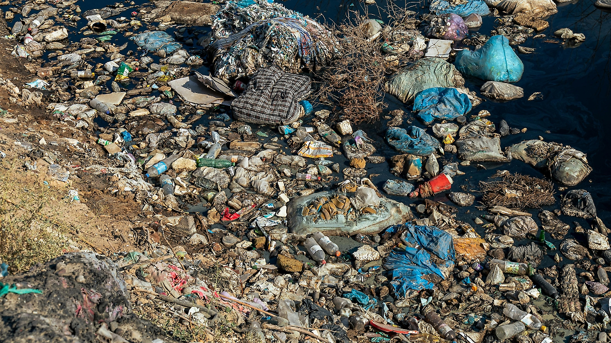 Cambiano, il cavalcavia della vergogna: strada Restauduzzo &egrave; di nuovo una discarica